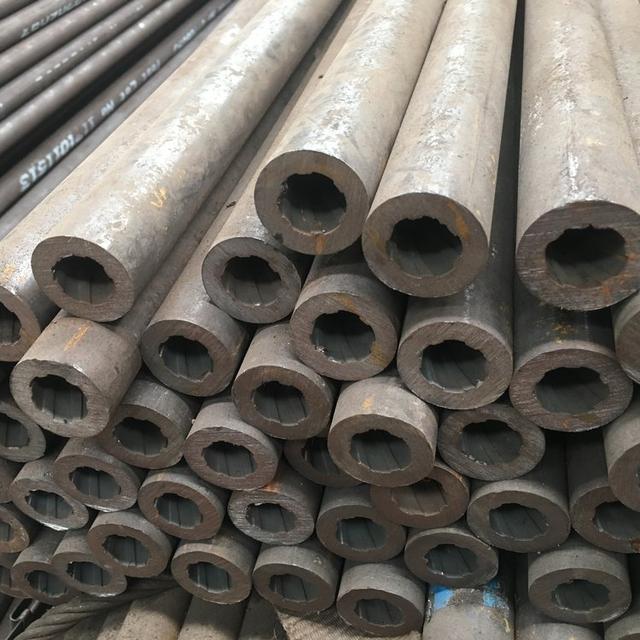 材質：SA-210C規(guī)格：63.5×7.5 4根一排，鱗片寬度12.7mm厚度6mm管排總長度12米，內螺紋8個頭） 管材需正偏差，帶500米密封